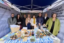 Representants polítics inaugurant la carpa «La Tramuntana es viu i es tasta» a la Fira d'Andratx 2026.