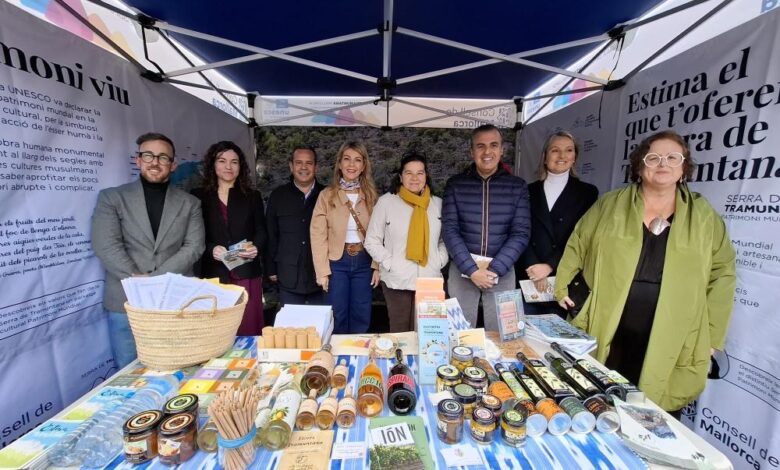 Representants polítics inaugurant la carpa «La Tramuntana es viu i es tasta» a la Fira d'Andratx 2026.