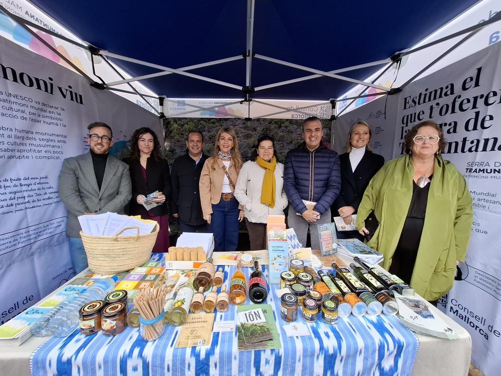 Representants polítics inaugurant la carpa «La Tramuntana es viu i es tasta» a la Fira d'Andratx 2026.