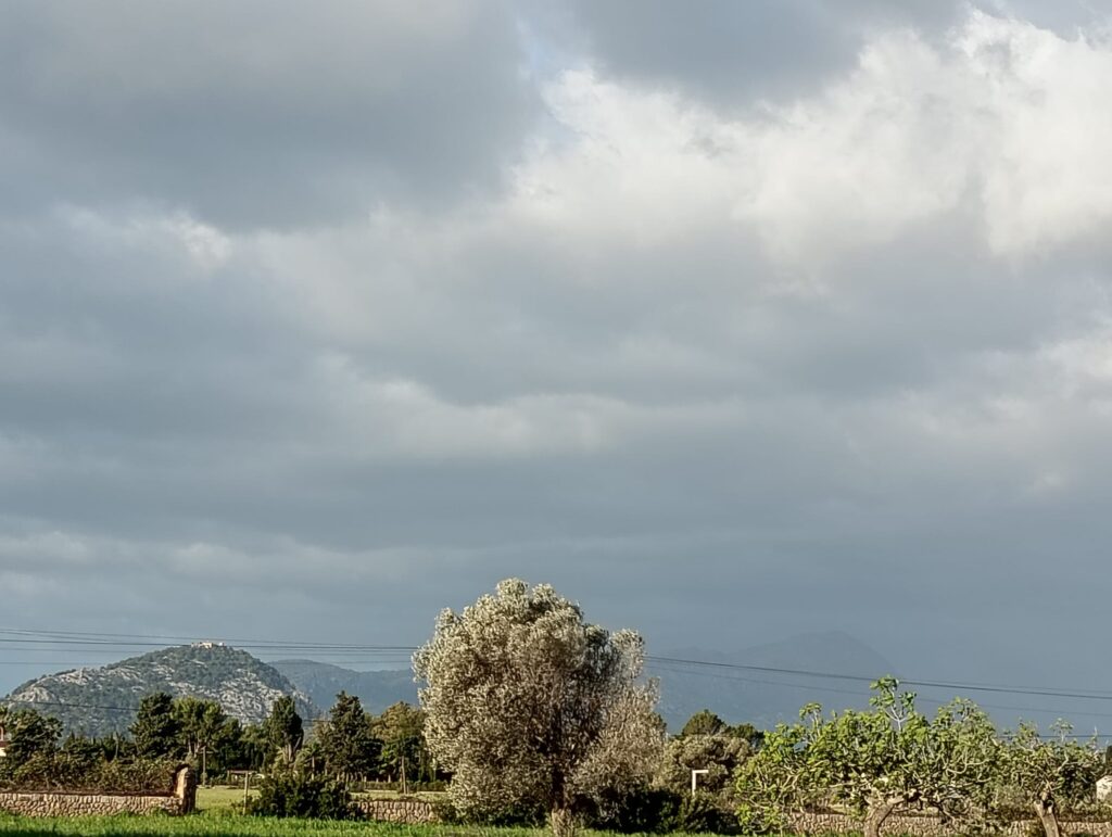 El Puig... llum en Pasqua de resurrecció. Foto: Nora Latorre per a Punt informatiu.