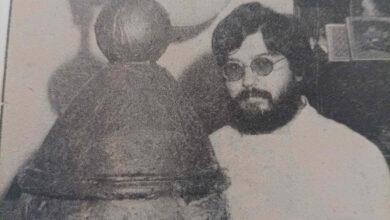 El forner Antoni Bisanyes amb la mona de Pasqua de xocolata. foto de miquel àngel march per a punt informatiu