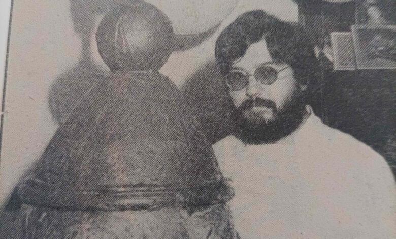 El forner Antoni Bisanyes amb la mona de Pasqua de xocolata. foto de miquel àngel march per a punt informatiu