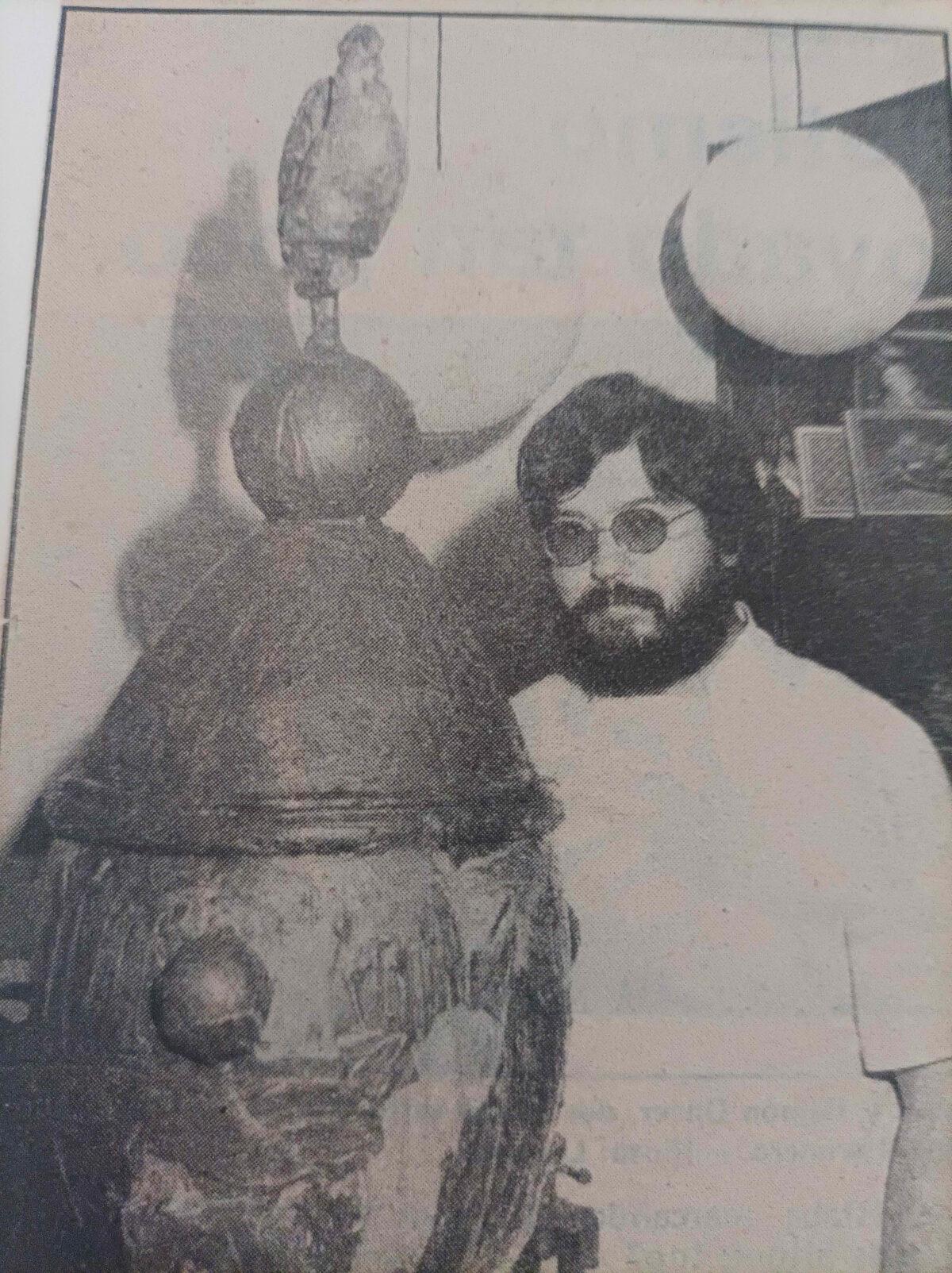 El forner Antoni Bisanyes amb la mona de Pasqua de xocolata. foto de miquel àngel march per a punt informatiu